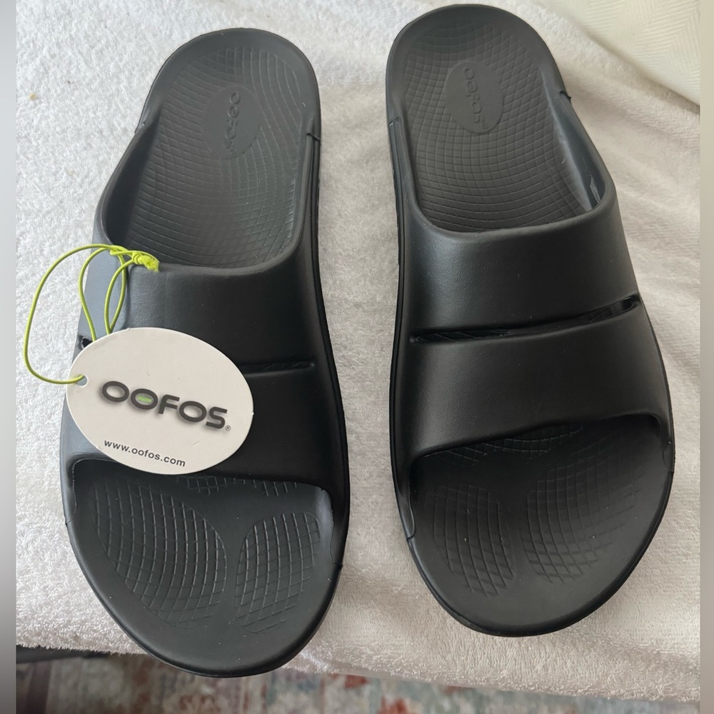 New OOFOS OOAHH Slides M12. New with tags